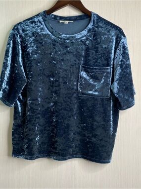 Listicle Women’s Blue Crushed Velvet Short Sleeve Cropped Pocket Tee Small